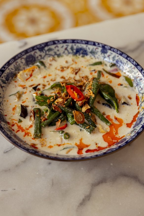 Eggplant and long beans in coconut milk (ya cniau chye).