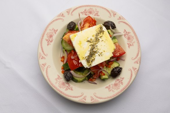 Use o lado plano da faca a seu favor para fazer salada de aldeia.