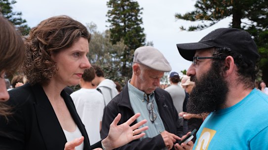 Membro de Wentworth, Allegra Spender, durante uma visita a Bondi Beach após o tiroteio em massa em dezembro. 