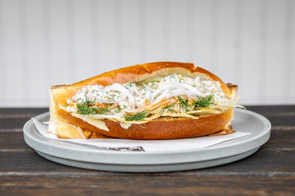 O rolinho de camarão do Convoy é herbáceo e picante.