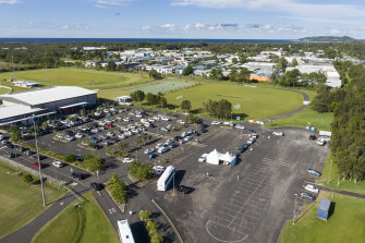 People in their parked cars waiting their turn for COVID-19 testing in Byron Bay.