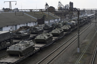 Il 23 febbraio le auto blindate russe vengono caricate su binari ferroviari in una stazione ferroviaria non lontano dal confine russo-ucraino.