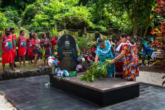 Community members lay reefs on Mabo’s grave.
