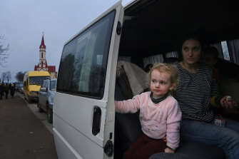 Maria și familia ei lângă punctul de trecere a frontierei cu Polonia.  Sunt pe drumuri de patru zile. 