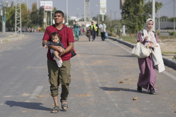 Palestinians flee the southern Gaza Strip on Salah al-Din street in Bureij.