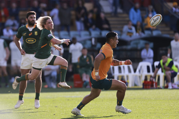 Faf de Klerk passes the ball in Adelaide.