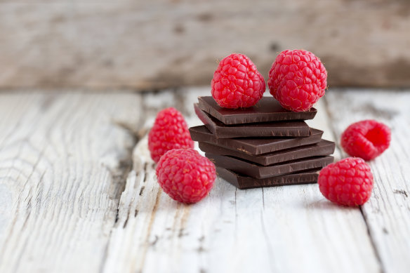 Berries and dark chocolate are two of the foods that can help restore memory loss.