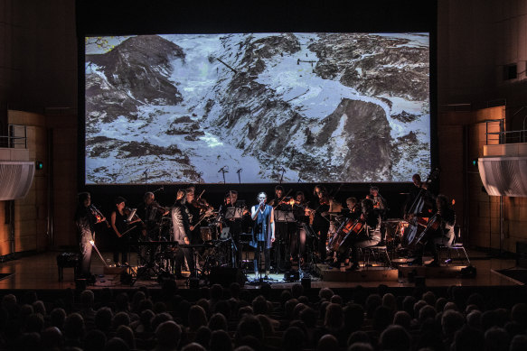 The ACO’s 2022 national tour of River, in which Vänskä was principal violin and vocal soloist. She “stumbled into singing accidentally” when Tognetti asked her to perform
vocals for a recording.