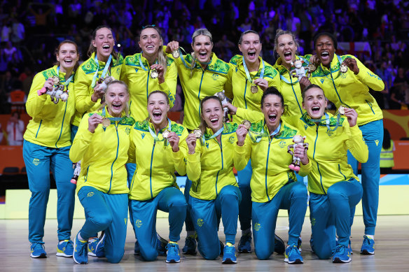 The Australian Diamonds celebrate their gold medal at the 2022 Birmingham Commonwealth Games.