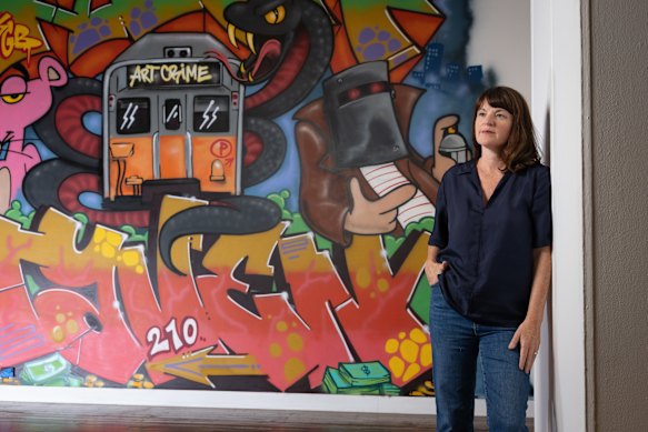 Fiona Lowry queria saber o que aconteceu quando o graffiti chegou da rua. 
