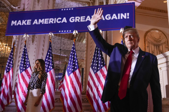 Eski Başkan Donald Trump, 2024 başkanlık yarışına katılacağını açıkladıktan sonra el sallıyor.