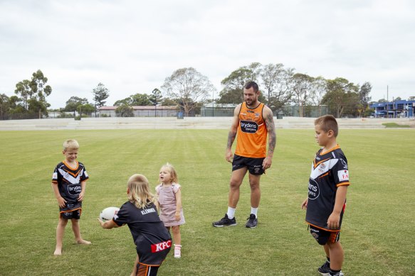 David Klemmer with his kids after a Tigers training session this week.