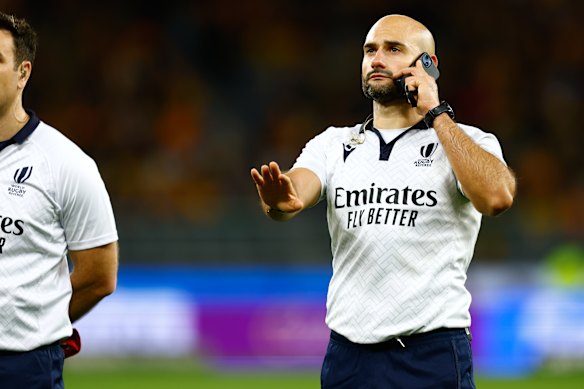 Andrea Piardi was forced to use a mobile phone to communicate with officials.