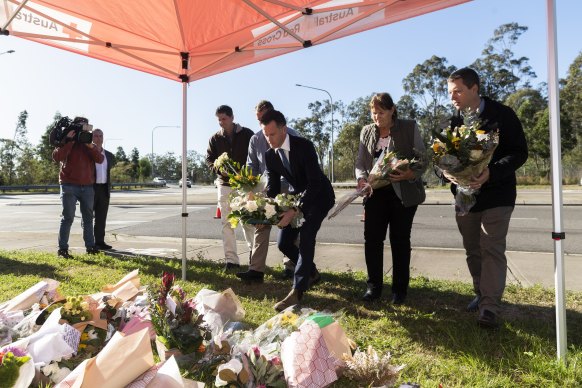 Minns at the public memorial with the mayors of Singleton (Sue Moore) and Cessnock (Jay Suvval) holding wreaths.