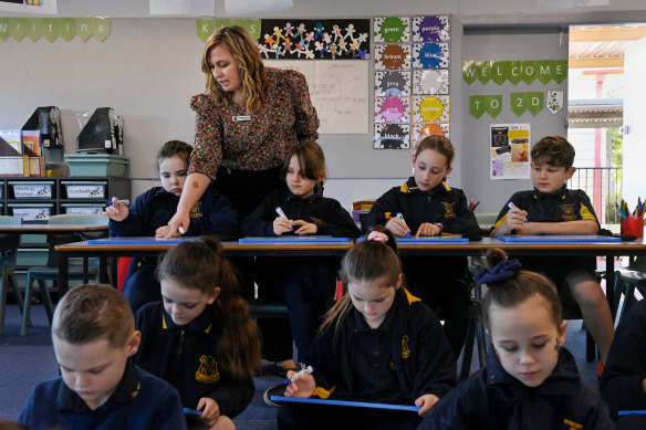 Kerryn Carter, assistant principal at Windsor South Public School, with year 2 students. 