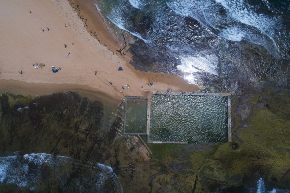 A drone photo of the Mona Vale ocean pool during Friday's heatwave. 