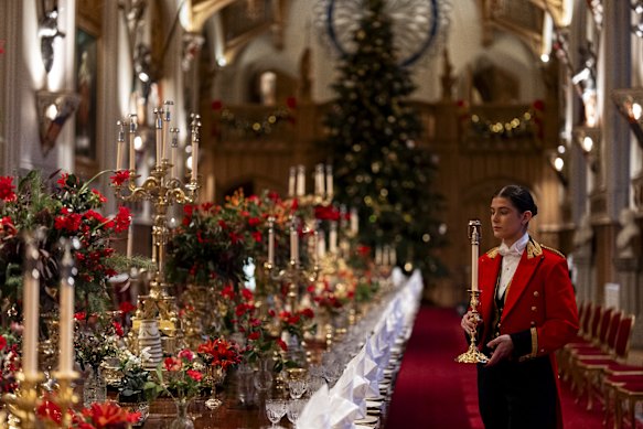 Il personale aggiunge gli ultimi ritocchi alla tavola per il banchetto di stato.