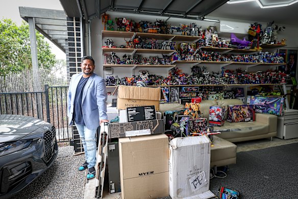 Goro turned the garage into a hobby room.