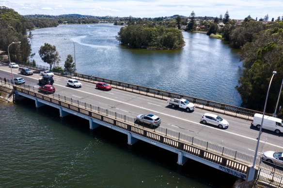 Narrabeen Bridge will divide the northern beaches in two over Christmas.