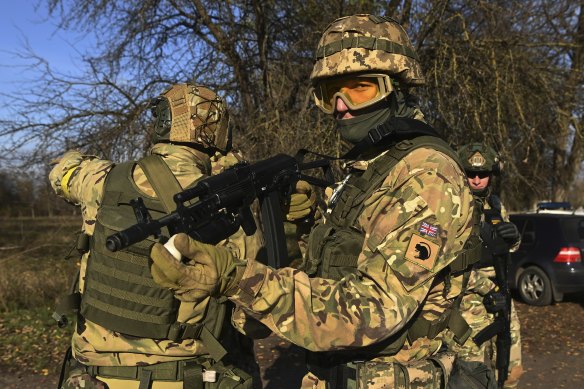 National Guard soldiers train using imitation methods near Kryviy Rih. 