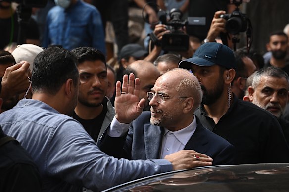 O presidente do parlamento iraniano, Mohammed Bagher Ghalibaf (centro), fotografado visitando Beirute em 2024.