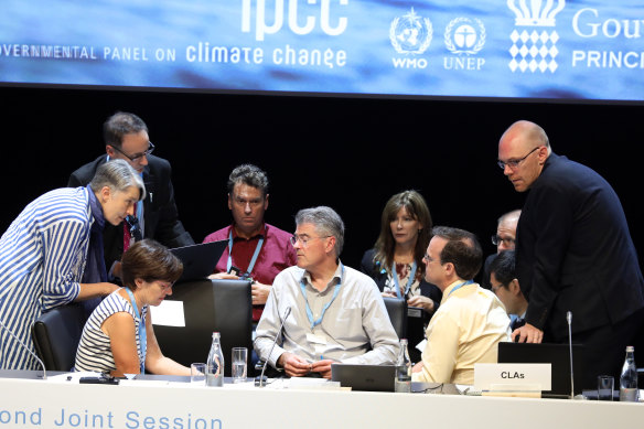 Scientists discuss sea level rise, tropical cyclone and wave climate projections as part of the IPCC process.