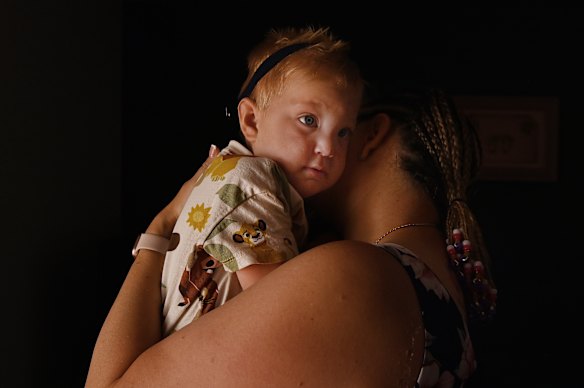 Monique Mitchell con su hijo Ashton en su casa de Dubbo.