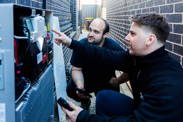 Allan Lancaster (left), of Truganina, Melbourne, and battery installer Haidyn Boothey of the 1komma5 supply company.  