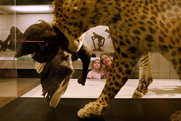 Bree Morse de Holsworthy con su hija Avery Fergus en el Museo Australiano. 