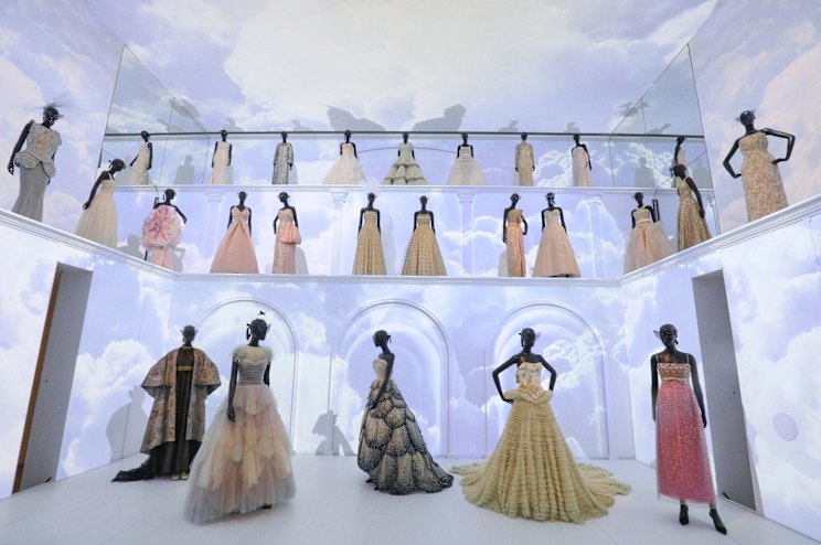Une exposition de robes à La Galerie Dior.