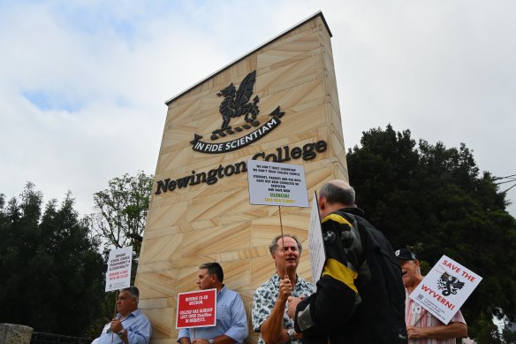 ‘No confidence’: Newington College old boys revolt at council meeting