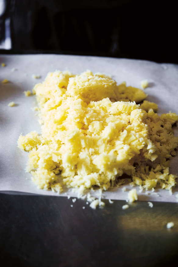 Step 3. Cover the sieved potato with a clean tea towel and leave to cool completely.