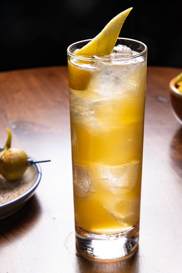 Highball con vermut Saison Aperitifs de nueces negras, whisky de pera y té japonés genmaicha.