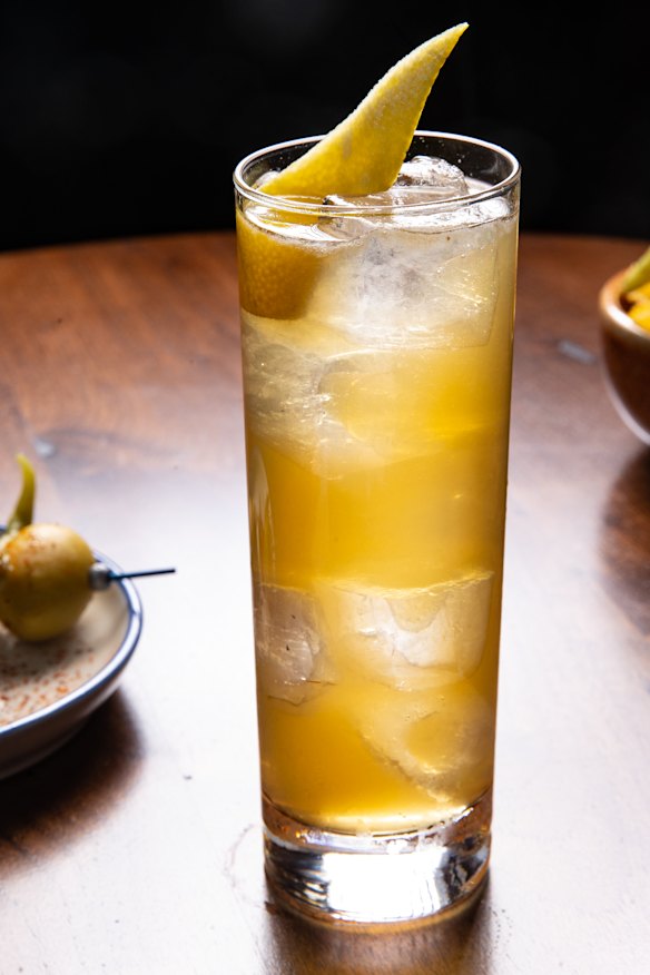Highball with black walnut Saison Aperitifs vermouth, pear whisky and Japanese genmaicha tea.