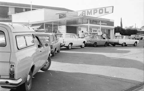 Los coches hacen cola en una gasolinera de Sydney en 1974.