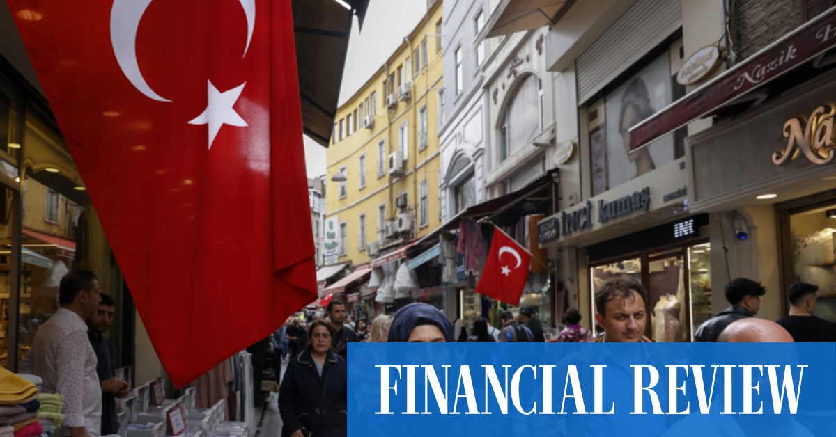 Turkey’s lira weakens on warnings of shaky economy