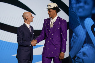 Die Nummer 1 im NBA-Draft, Paolo Banchero, rechts, trifft NBA-Kommissar Adam Silver, nachdem er von den Orlando Magic ausgewählt wurde.