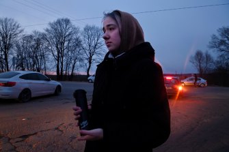 Alina din Gostomel spune că există puncte de control peste tot în timp ce se îndreaptă spre granița dintre Ucraina și Polonia. 