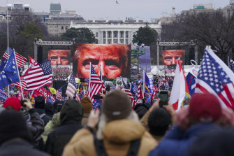 Donald Trump'ın destekçileri, 6 Ocak ayaklanmasından önce ABD Capitol'ünün önünde toplandı.  Komite, Trump'ın 