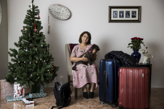 Penny Natos is about to leave her husband, son and job after visiting her elderly father and adult daughter in Canada.