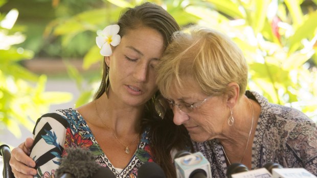 Amanda Eller, with her mum Julia, told the media how she survived the Hawaii wilderness.