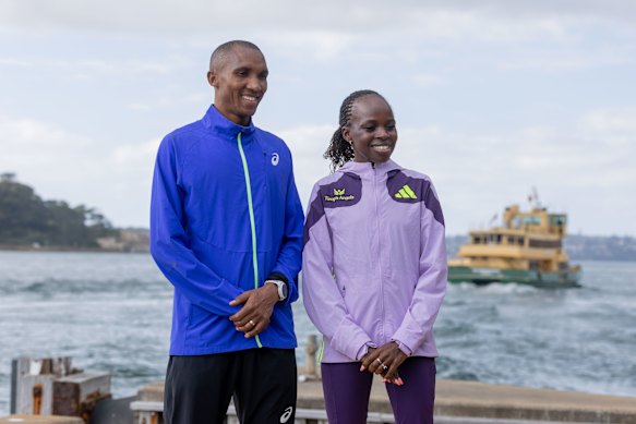 Alphonce Simbu and Peres Jepchirchir posing underneath the Harbour Bridge.