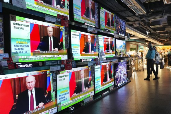 TV screens broadcast news of Russian troops in Ukraine in February 2022.