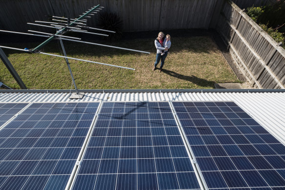 Experts says households could save $1000 a year in energy costs with rooftop panels and a battery. 