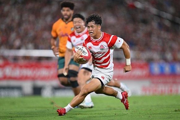 Ryunosuke Ito of Japan makes a break to score the team’s first try in Osaka.