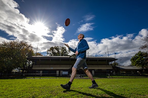 Chris Shinners does a 50-kilometre walk around the old-school VFL grounds of Melbourne which offers a different perspective on footy and Melbourne history.