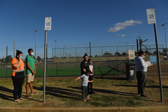 Residents wait for a COVID-19 outside a walk-in clinic in Dubbo. 