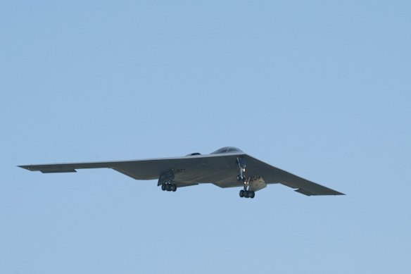 A B-2 bersiap untuk mendarat setelah operasi Midnight Hammer.