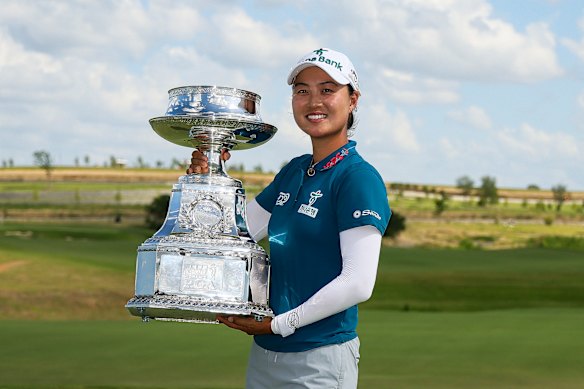 Minjee Lee poses with the trophy after winning the KPMG Women’s PGA Championship 2025.
