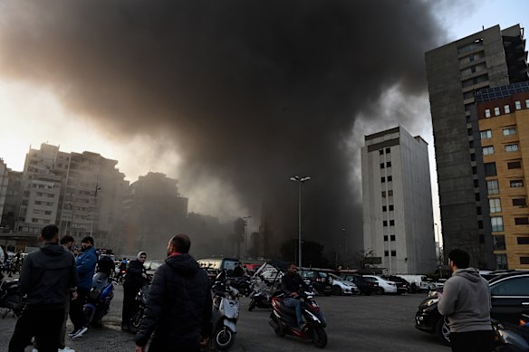 شاهد الناس المبنى أثناء تعرضه للضربات الجوية الإسرائيلية.